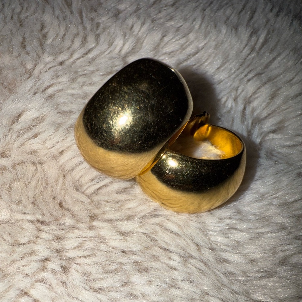 Vintage Monet Goldtone Metal Hoop Clip‎ On Earrings Chunky Wide